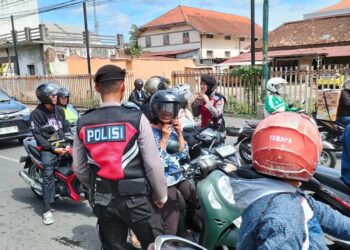 Upaya Meningkatkan Kesadaran Keselamatan Berkendara: Sosialisasi Tertib Berlalu Lintas oleh Personil OPS Keselamatan Progo 2024 pada Hari Pertama