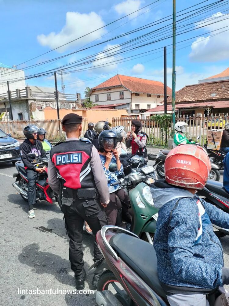 Upaya Meningkatkan Kesadaran Keselamatan Berkendara: Sosialisasi Tertib Berlalu Lintas oleh Personil OPS Keselamatan Progo 2024 pada Hari Pertama