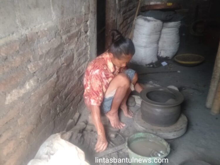 Kampung Semampir Panjangrejo Pundong Bantul: Pertahanan Tradisi Pengrajin Gerabah Klasik di Tengah Arus Modernisasi