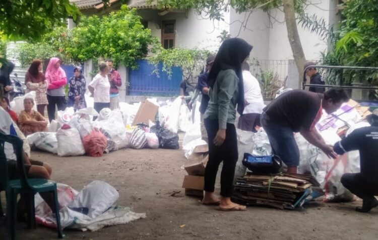 Resik Apik Kweni Bantul, DIY: Mengatasi Tantangan Pengelolaan Residu Sampah dengan Inovasi Bank Sampah